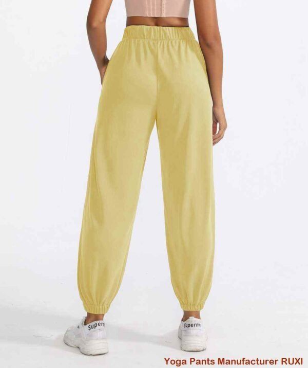 Pantaloni da yoga svasati alla moda per outfit alla moda
